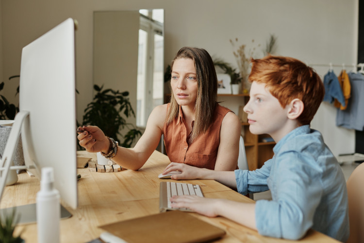 parent with child online learning